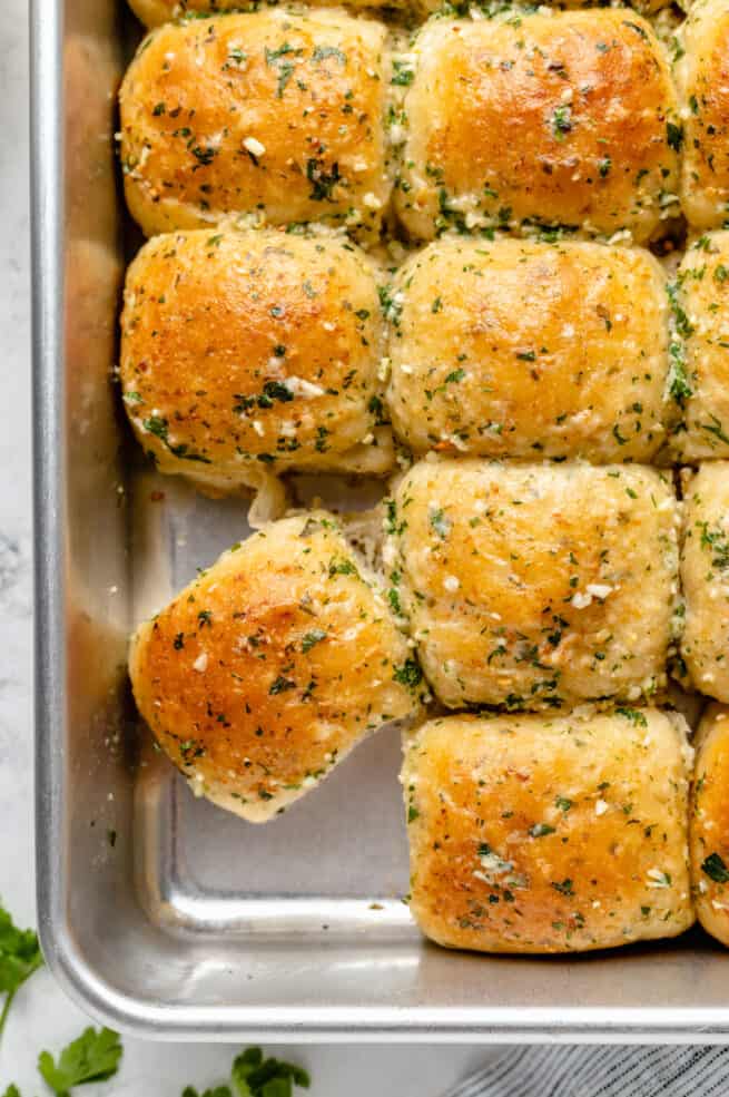 Vegan Garlic Parmesan Dinner Rolls