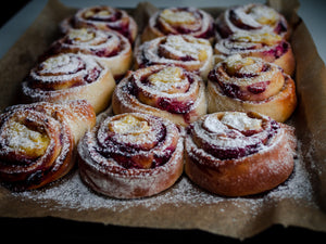 Raspberry Custard Buns (Bringebærsnurrer med vaniljekrem)